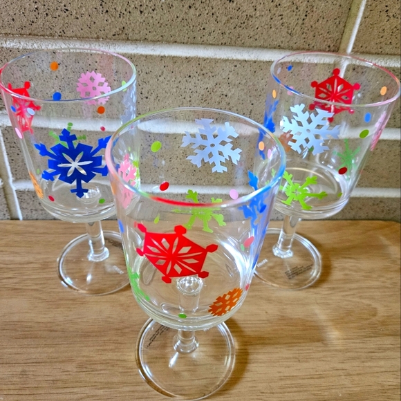 ❄️ Snowflake Glasses | Set of 3 | Plastic | Wine | Drinkware | Holiday | Winter - Picture 3 of 5